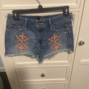 Jean shorts with cut-offs and detail in front